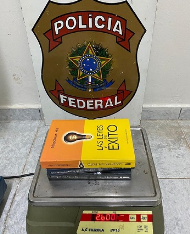 Traficante é preso com cocaína em livros, rumo à Austrália