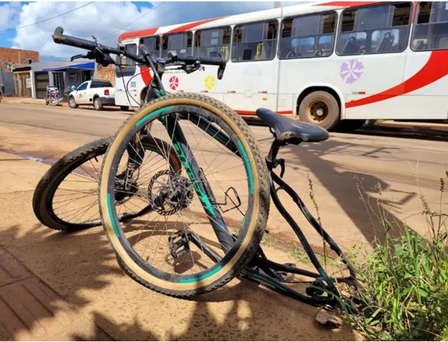 Vídeo: Criança de bicicleta é atropelada por ônibus no Los Angeles