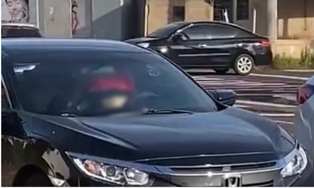 VÍDEO: Casal é flagrado fazendo sexo no carro, em plena manhã, na Chácara Cachoeira