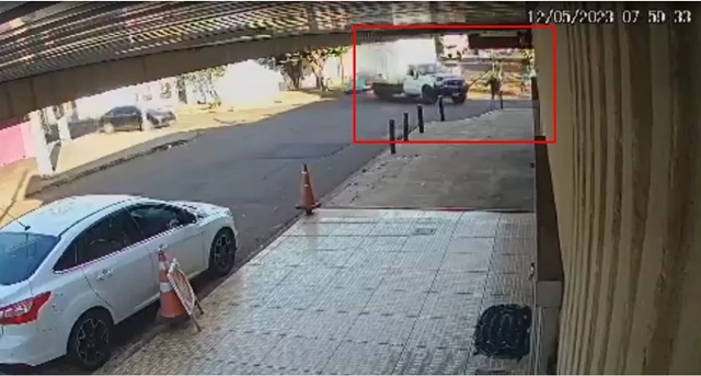 VÍDEO: Mulher é atropelada por caminhão no Aero Rancho