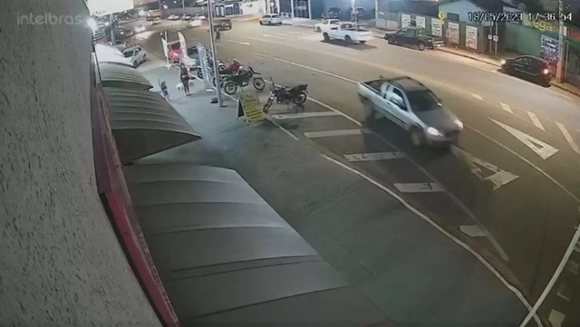 VÍDEO: Idoso é atropelado e arrastado por veículo e condutor foge