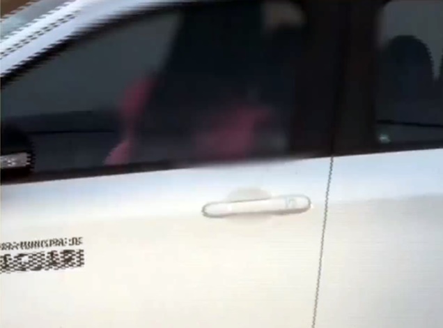 VÍDEO flagra servidores aos ‘amassos’ em carro da prefeitura
