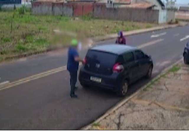 Vídeo mostra cobrador sendo sequestrado na saída de mercado