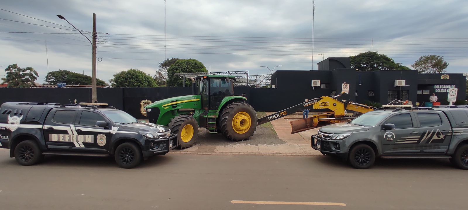 Durante operação, polícia recupera máquina agrícola com suspeita de roubo