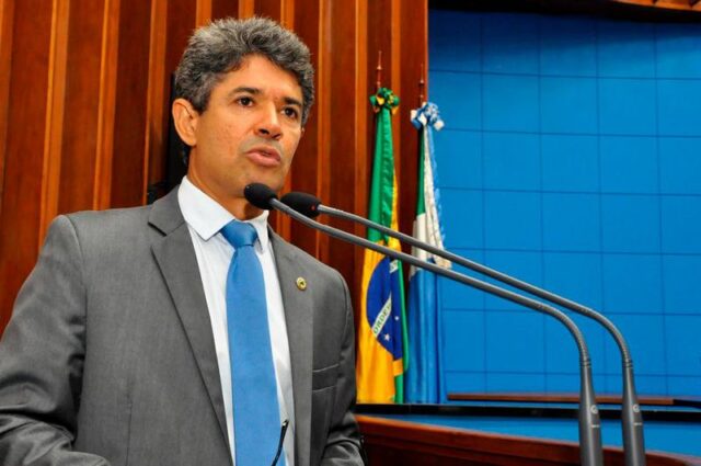 Agradecimento de ex-aluno emociona Professor Rinaldo
