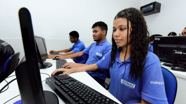 Senai abre vagas para cursos técnicos gratuitos e anuncia auxílio de R$ 700 por mês
