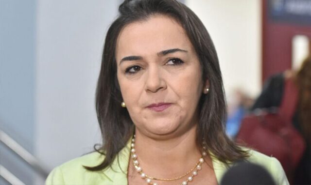 Barbeiragens de prefeita submetem cidade a uma intervenção  