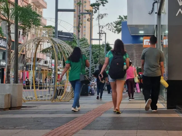 Comércio volta a depender de acordo sindical para abrir em feriados