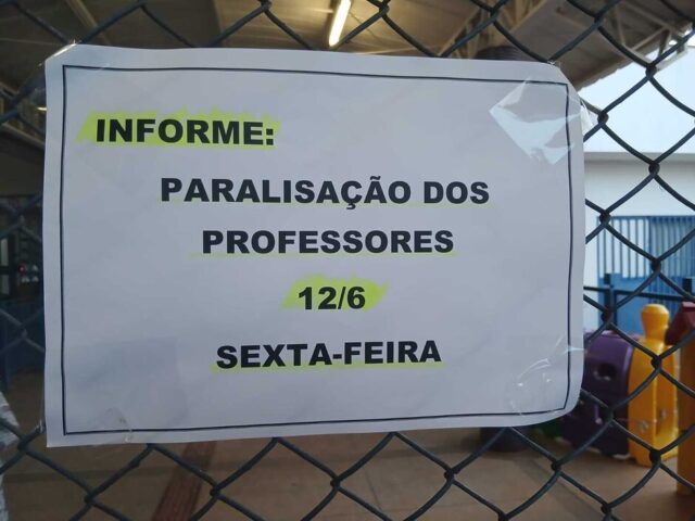 Professores da rede municipal paralisam atividades e fazem protesto em Campo Grande