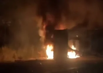 Cinco pessoas morrem carbonizadas após carreta tombar sobre carro na MS-386