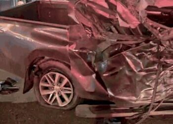 Motorista é preso após Hilux capotar e ficar destruída na Avenida Tamandaré