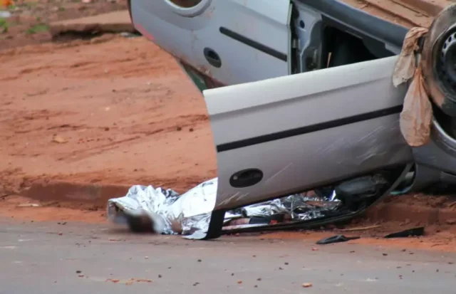 Motorista morre após carro bater em muro e capotar na Avenida Guaicurus