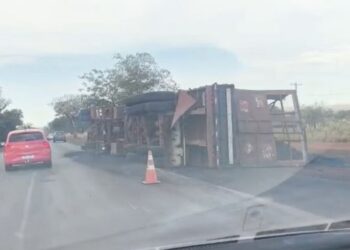 Carreta carregada de carvão tomba na BR-262 rumo a Campo Grande