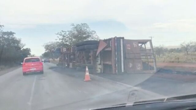 Carreta carregada de carvão tomba na BR-262 rumo a Campo Grande