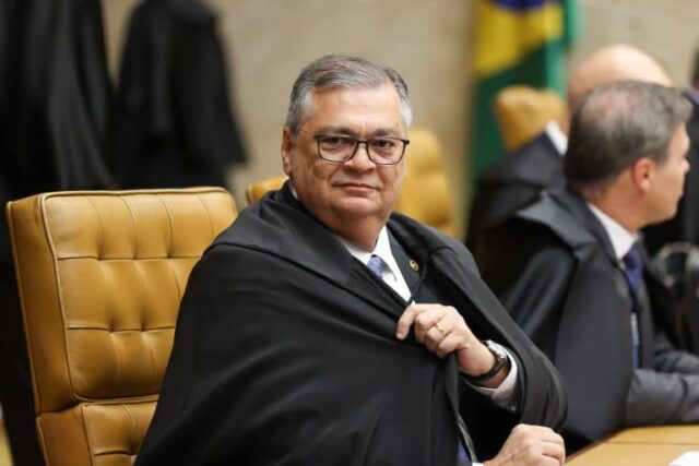 Dino defende liberdade de imprensa e pede que família seja preservada