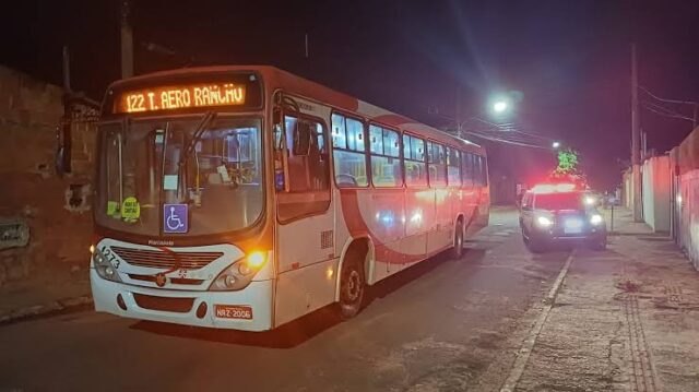 Homem fica preso sob ônibus após atropelamento na Vila Nhanhá