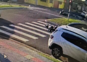 Batida entre motos em cruzamento deixa três homens feridos no Tiradentes