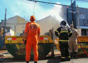 Incêndio atinge duas casas abandonadas no Centro de Campo Grande