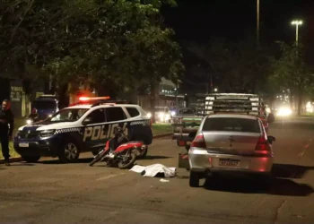 Motociclista morre prensada entre carro e caminhão em semáforo na Avenida Gunter Hans
