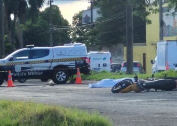 Motociclista morre após perder controle e bater contra árvore em avenida de Campo Grande