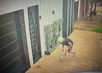 Jovem é executado com 12 tiros enquanto consertava pneu de moto em borracharia 