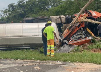 Caminhão-tanque tomba na BR-163 e cabine fica destruída